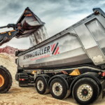 Stalowa naczepa wywrotka segmentowa (z muldą półokrągłą ze stali Hardox) z hydraulicznie napędzaną osią tylną SAF Track ma sztywną i lekką stalową ramę i dużą wytrzymałość przy stosunkowo małej masie – waży tylko 5,3 t. Ułożyskowany czteropunktowo siłownik wywrotu oraz urządzenie do automatycznego obniżenia zawieszenia przy rozładunku zapewniają większą stabilność podczas podnoszenia skrzyni (fot. Schwarzmueller)