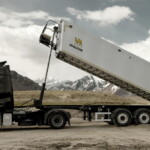 Wielton Weight Master to lekka wywrotka z aluminiową skrzynią ładunkową o pojemności 25 m3 przeznaczona do przewozu sypkich materiałów budowlanych i asfaltu, a także ładunków paletowych i worków typu big-bag (fot. Wielton)