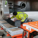 Specjaliści transportu nienormatywnego analizują rozkład obciążeń jeszcze przed zabezpieczeniem ładunku. Dysponując podstawową wiedzą, można łatwo obliczyć prawidłowy rozkład obciążenia na podstawie znanych, maksymalnych dopuszczalnych nacisków na oś ciągnika i naczepy (fot. Nooteboom)