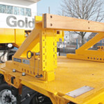 W obrębie łabędziej szyi, na pokładzie ładunkowym oraz w części tylnej rozmieszcza się parami pierścienie mocujące i kieszenie na kłonice. Opcjonalnie wykorzystuje się gwintowane tuleje do mocowania dodatkowych elementów zabezpieczających lub specjalnie zaprojektowane ramy i wsporniki mocujące (fot. Goldhofer)